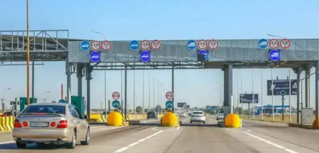 Қыста суға түскен жалаңаш әйелдер видео