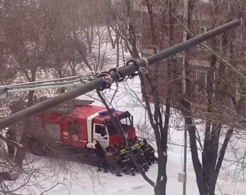 В Караганде пожарная машина застряла во дворе по пути на экстренный вызов