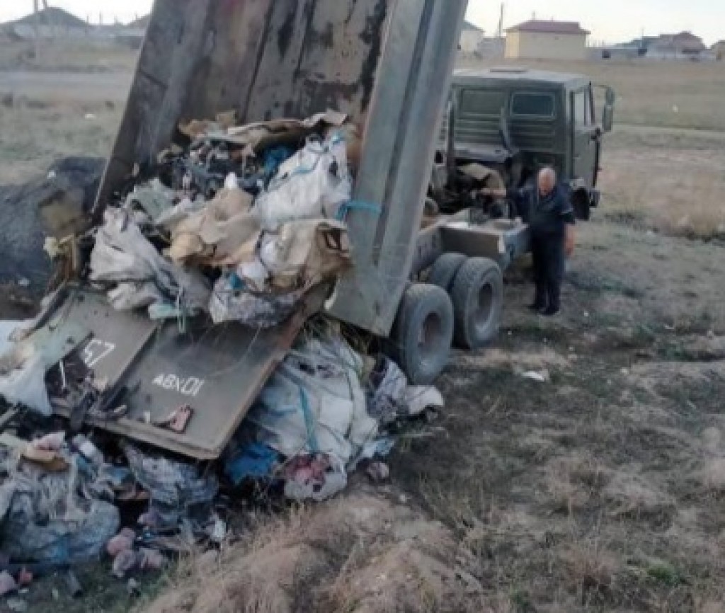 В Караганде задержали водителя КамАЗа, который сгружал мусор в микрорайоне Кунгей