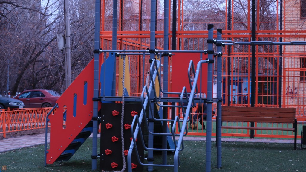 В каких дворах Караганды в этом году установят детские площадки