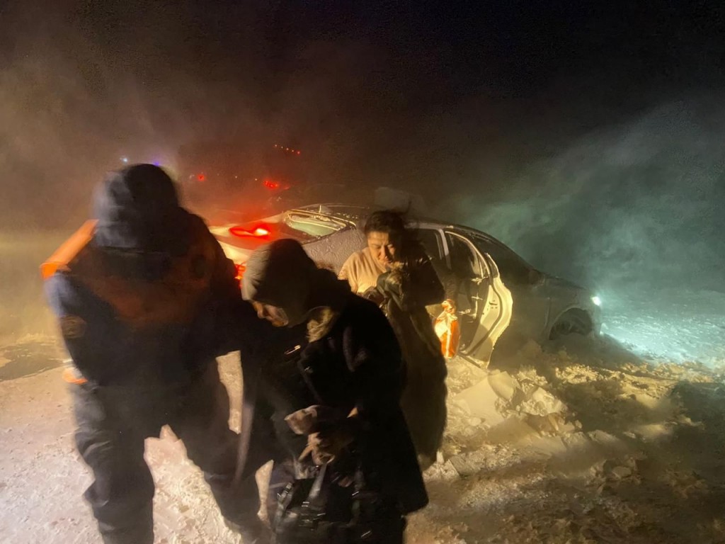 За сутки с автодорог Карагандинской области эвакуировали 237 человек