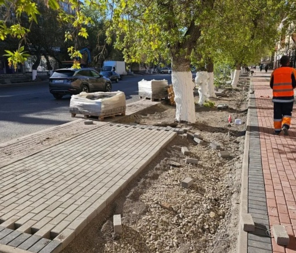 В Караганде на Бухар жырау всё-таки начали укладывать брусчатку на месте газона