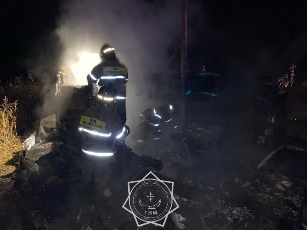 В одном из поселков Карагандинской области этой ночью горела баня