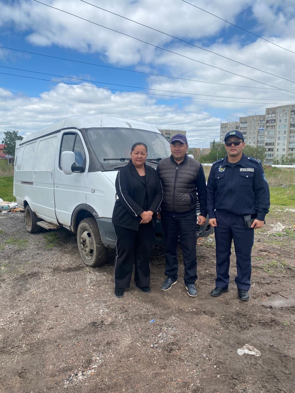 В Караганде оштрафовали водителя ГАЗели, вывалившего свой мусор на окраине города
