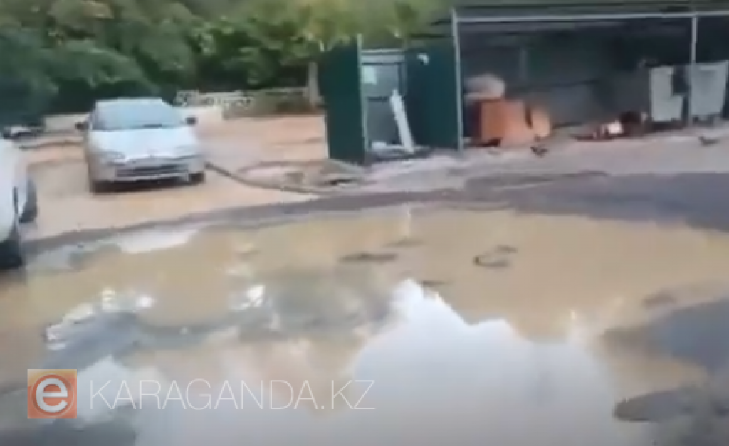 Карагандинцы жалуются на постоянные прорывы трубы в одном из дворов