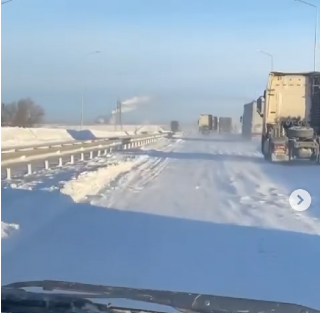 В Карагандинском филиале «КазАвтоЖол» рассказали, как борются с последствиями буранов на трассах региона