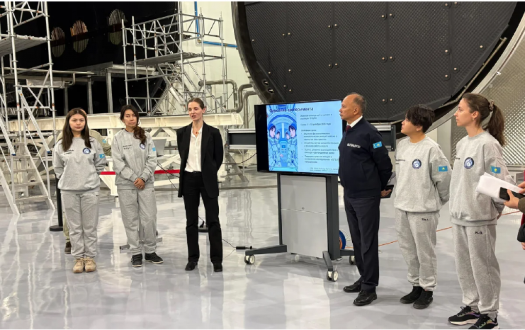 Первый экспериментальный экипаж девушек из Казахстана готовится к полету в космос