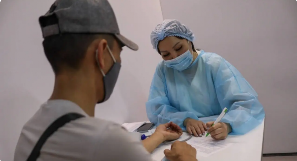 Олардың қызды ұрлап, жыныстық қатынасқа түскенін қараңыз