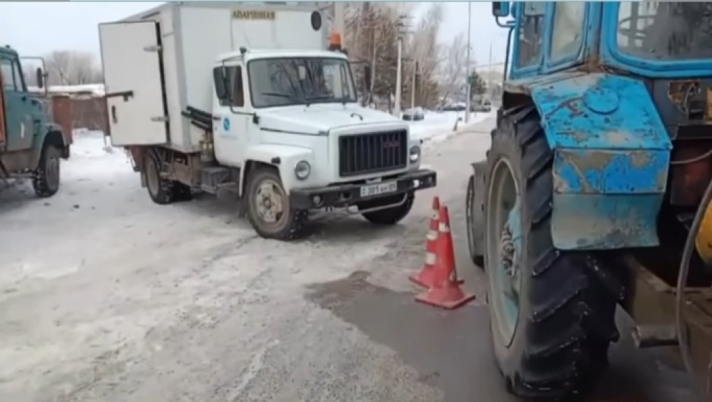 Из-за работ на водопроводе в Караганде перекрыли участок дороги по улице Газалиева