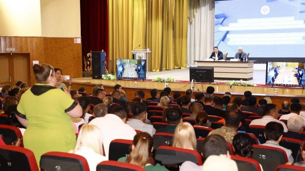 Ермаганбет Булекпаев ответил на вопросы жителей Шахтинска