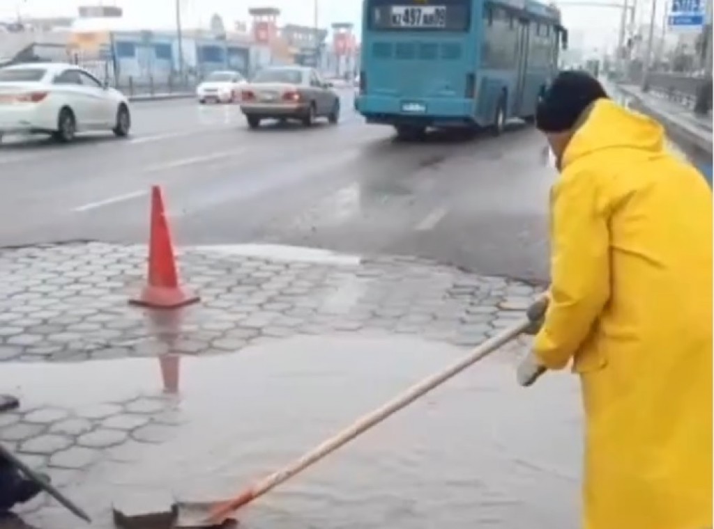 Асфальт крошится, грунт проседает: участок дороги на главной улице Караганды снова доставляет проблемы