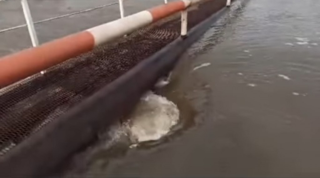 В Караганде талая вода размывает мост на Фёдоровских дачах