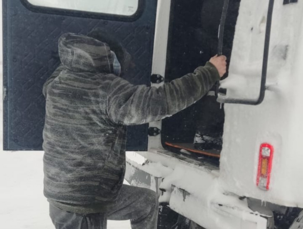 Ещё пять человек эвакуировали с дороги в Карагандинской области из-за метели