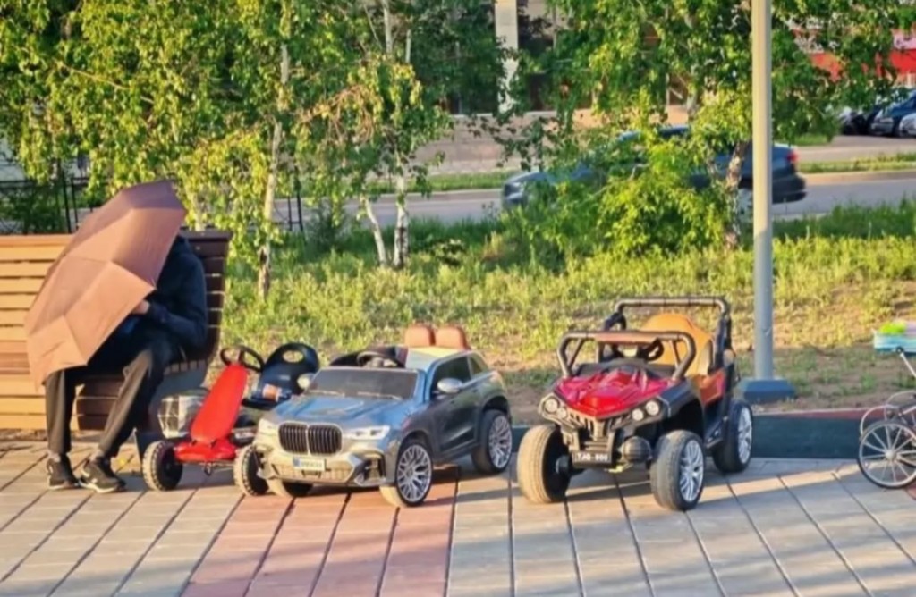 Незаконных торговцев продолжают фиксировать около мемориалов в Караганде