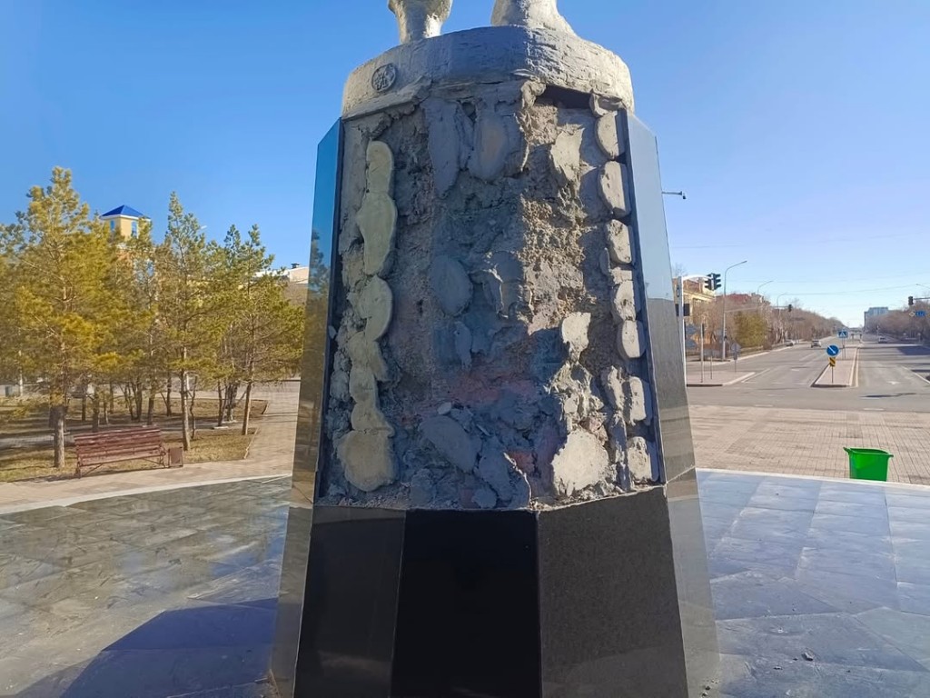 Памятник «Покорителям космоса» в Караганде вновь нуждается в ремонте