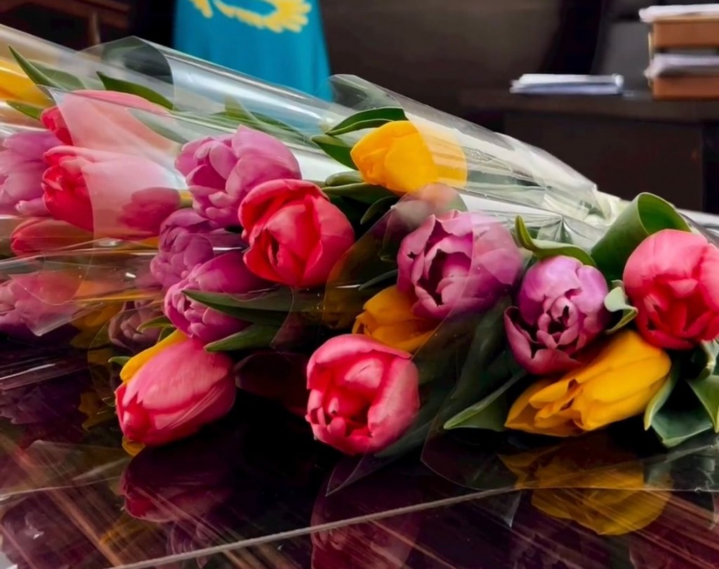 Коммунальные службы города поздравили карагандинок с 8 марта