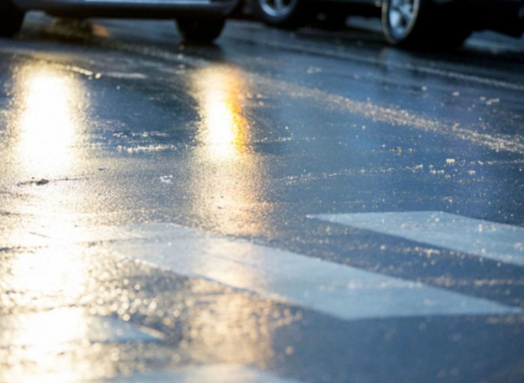 Гололед в Караганде. Что предпринимают коммунальные службы города?