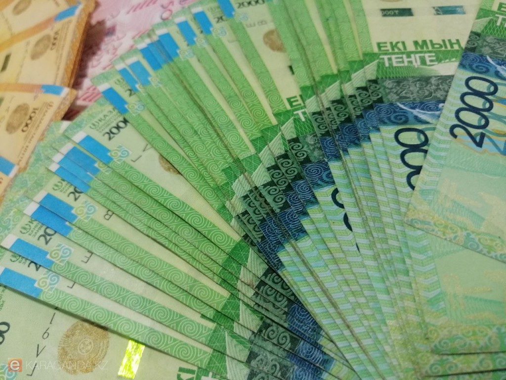 Купюру в 2000 тенге перестанут принимать в Казахстане, заявил Нацбанк