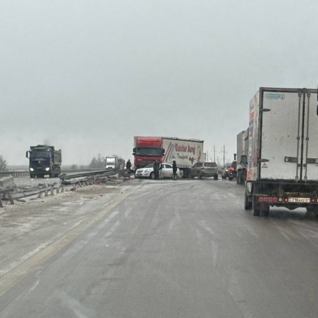 Екатеринбург-Алматы тас жолында үш көлік соқтығысты: екі адам зардап шекті