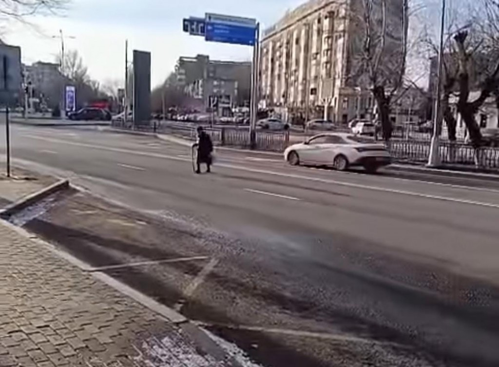 Қарағандылықтар қоршаудан қорқады: жаяу жүргіншілер тағы да ескі маршруттармен жүреді