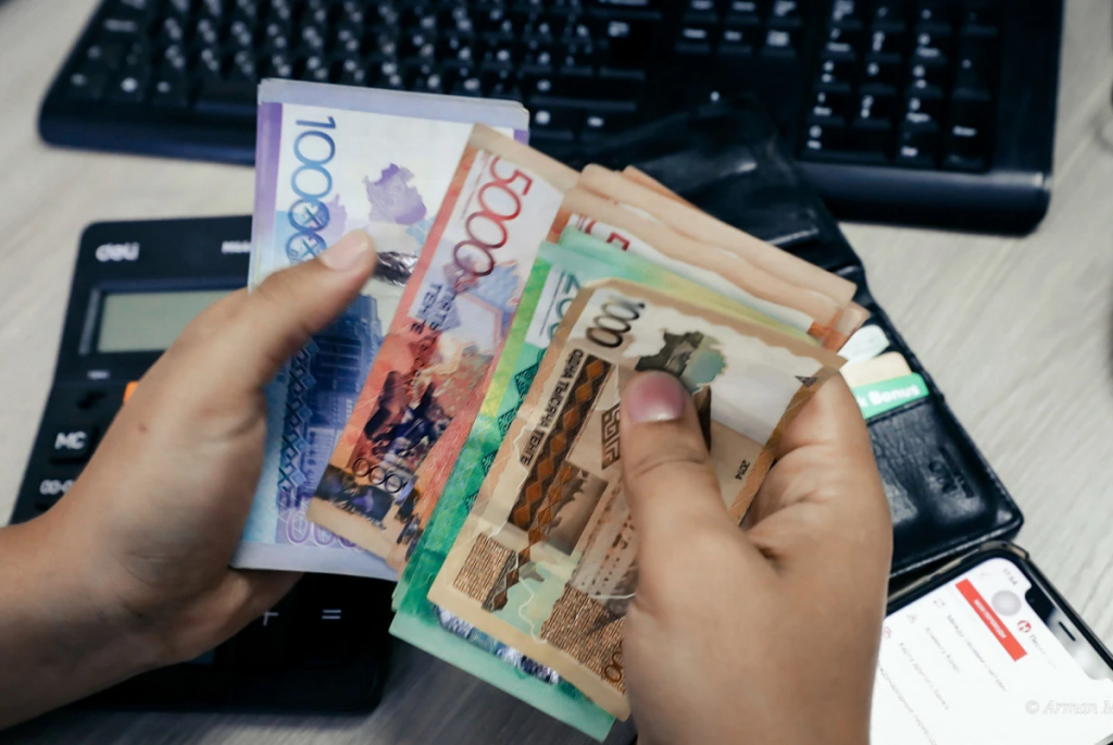 Казахстанским военным и медикам повысили зарплату на 40 процентов