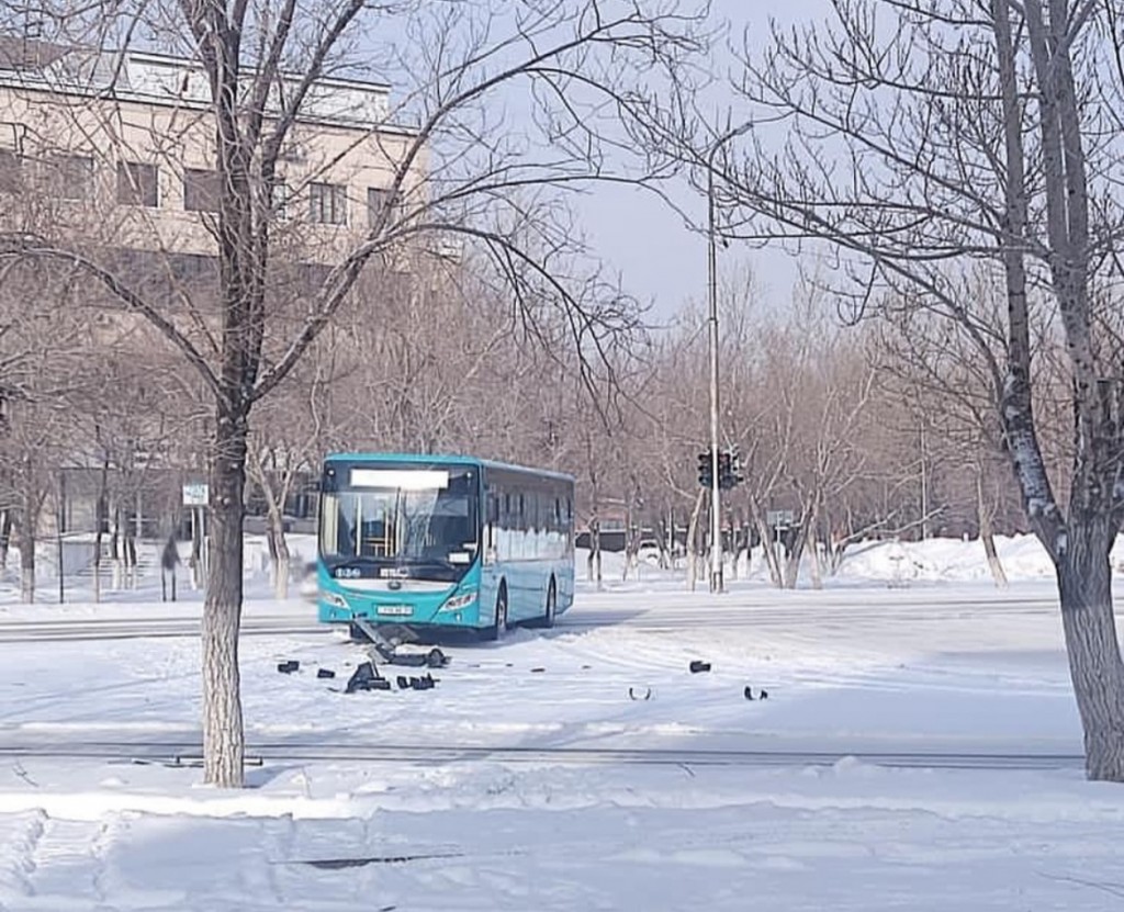 В Караганде водитель автобуса снёс светофорную опору