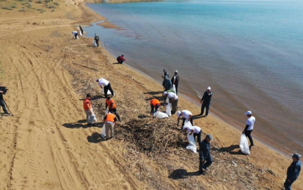 Рыбохозяйственные водоемы Казахстана очистили от 60 000 тонн мусора и сетей