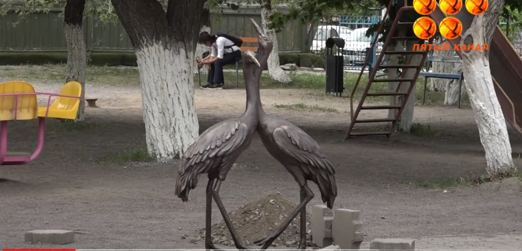 Пара журавлей: новую скульптуру установили в Караганде