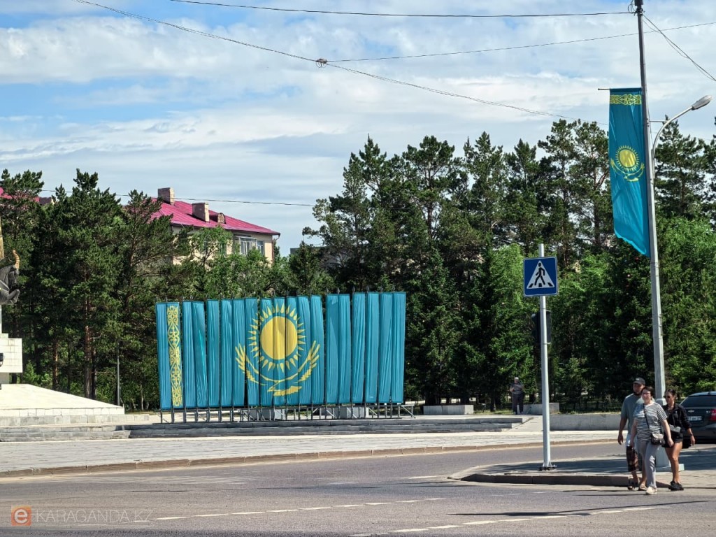 В день госсимволов РК Караганду украсили сотни флагов