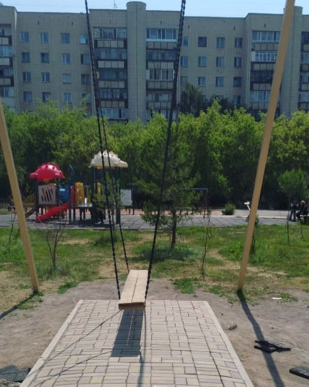 В карагандинском сквере на проспекте Республики починили Алтыбакан и сняли старое газонное покрытие