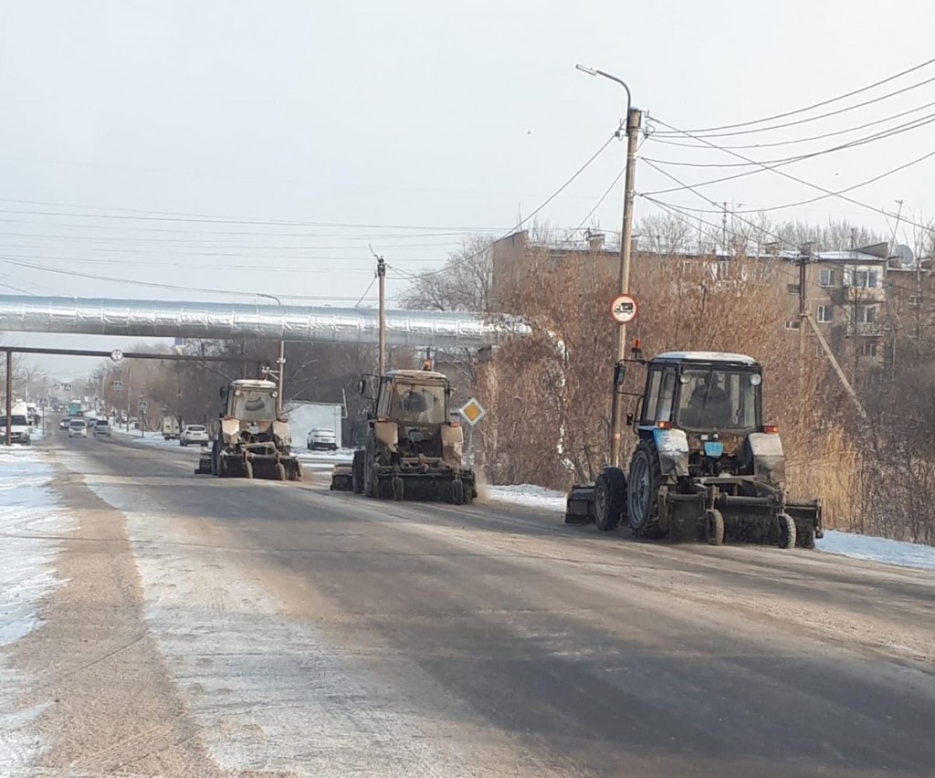 Карагандинские коммунальщики двое суток круглосуточно борются со снегом