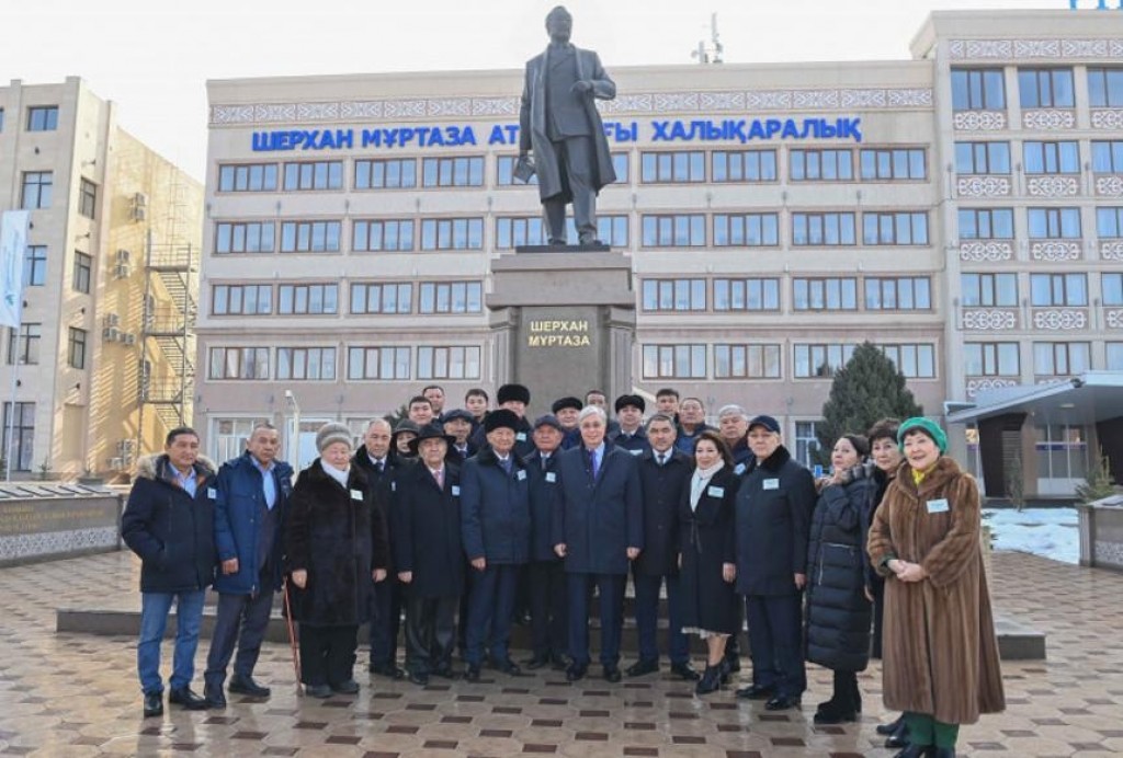 Глава государства возложил цветы к памятнику Шерхану Муртазе