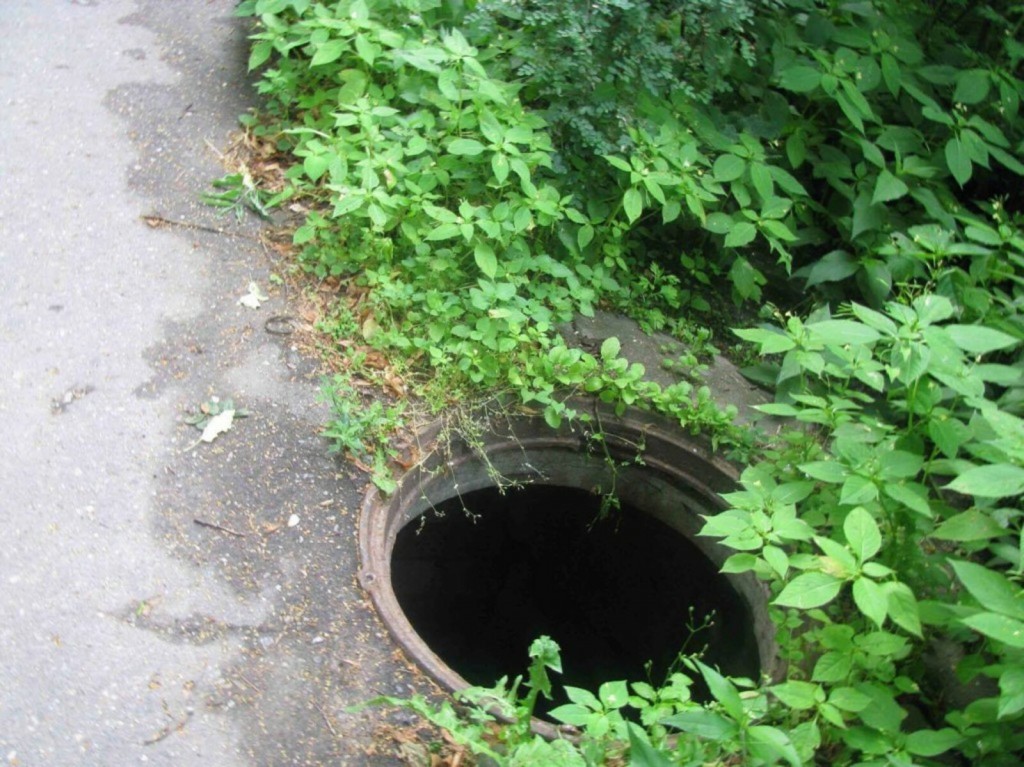 Восьмилетняя карагандинка упала в открытый колодец и сломала ногу