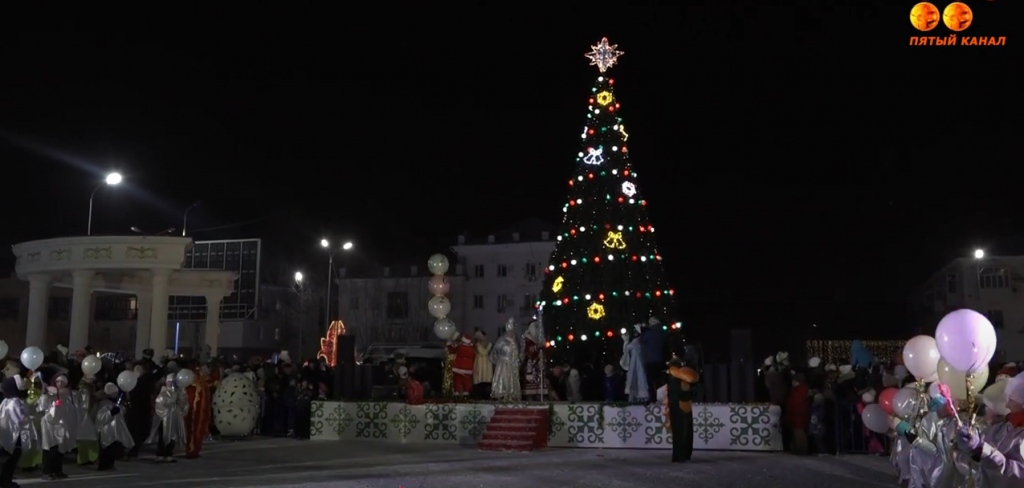 В городе Абай состоялось праздничное зажжение центральной елки