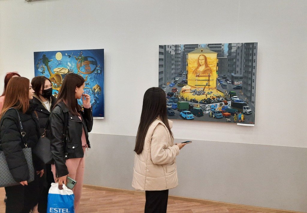 Традиции в современном исполнении представил художник Куат Аскаров на своей выставке в Караганде