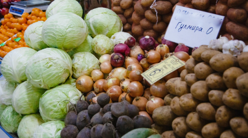 Цены на продукты перед Новым годом снизились в Казахстане