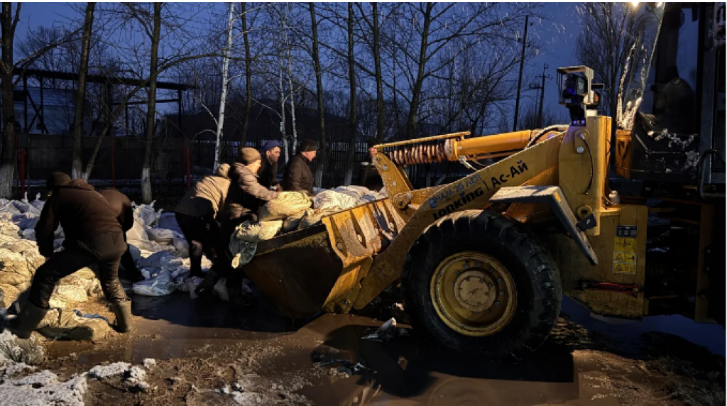 Карагандинские спасатели помогают откачивать воду в Макинске
