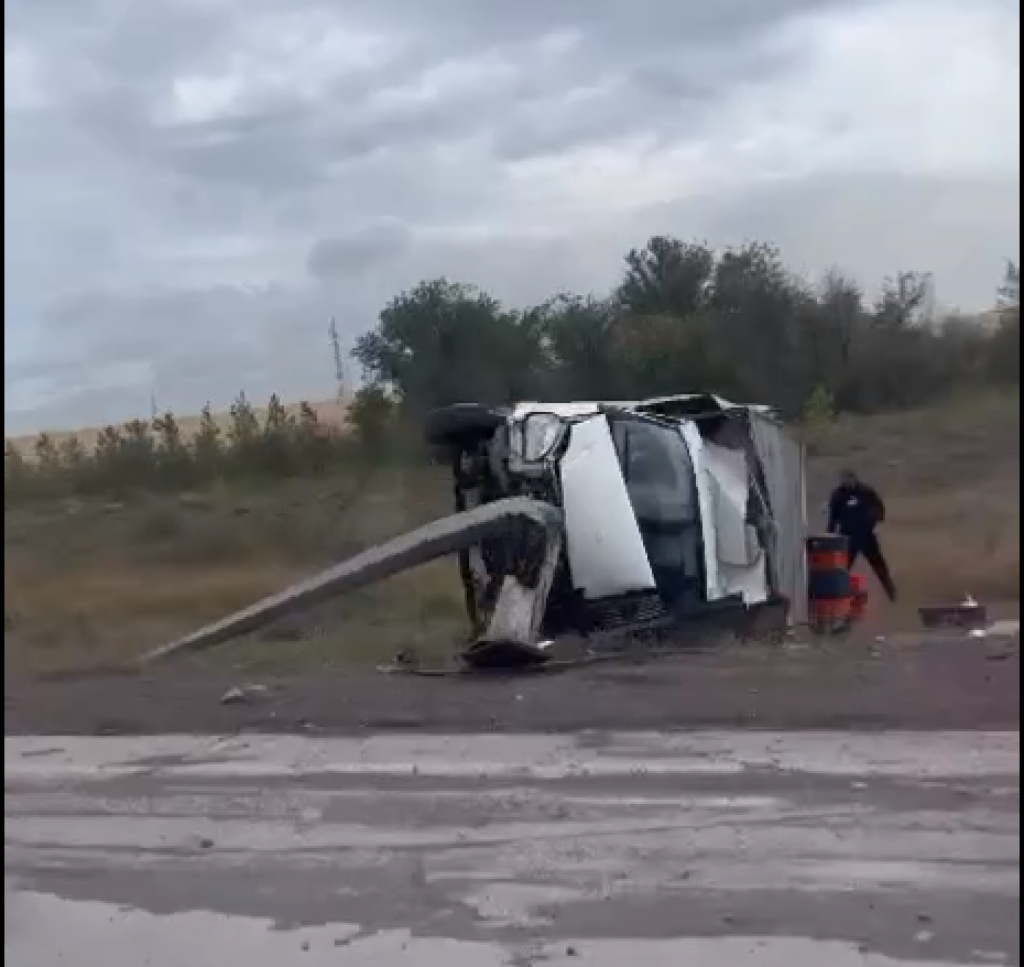 Водитель «ГАЗели» врезался в опору освещения на трассе Караганда-Темиртау