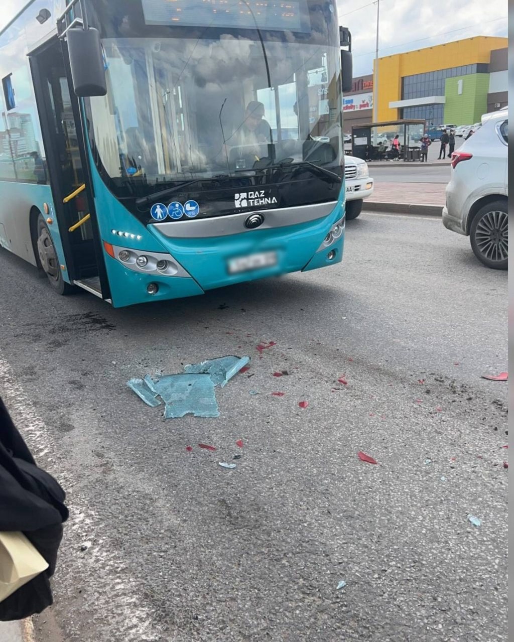 Пассажирский автобус и легковой автомобиль столкнулись в Караганде