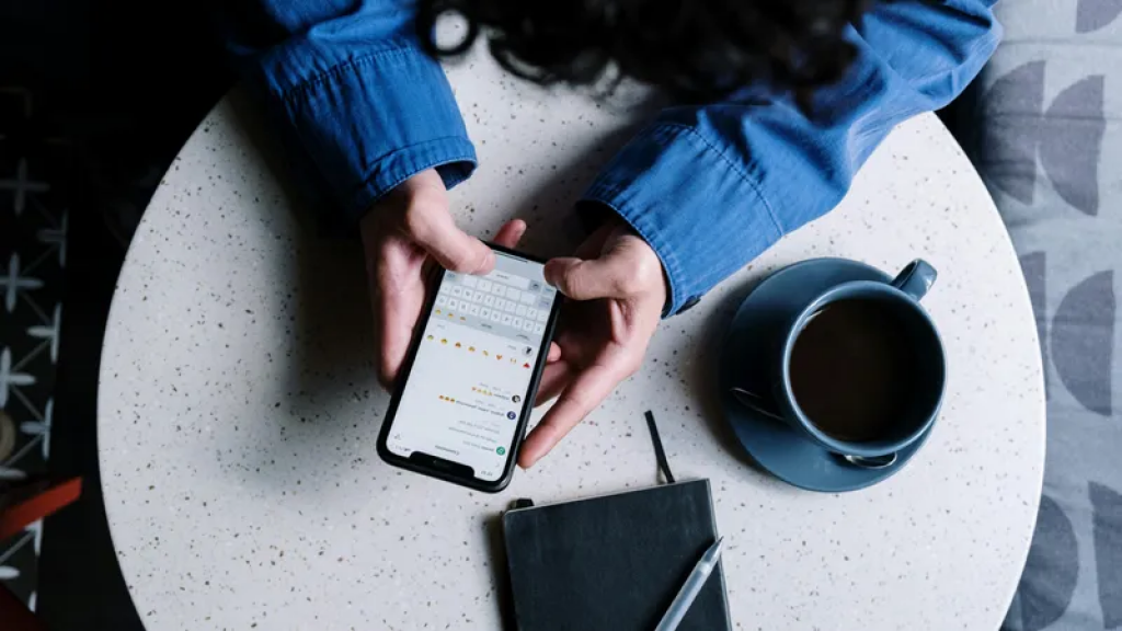 Переписка по WhatsApp обернулась потерей 5 млн тенге для семьи из Караганды