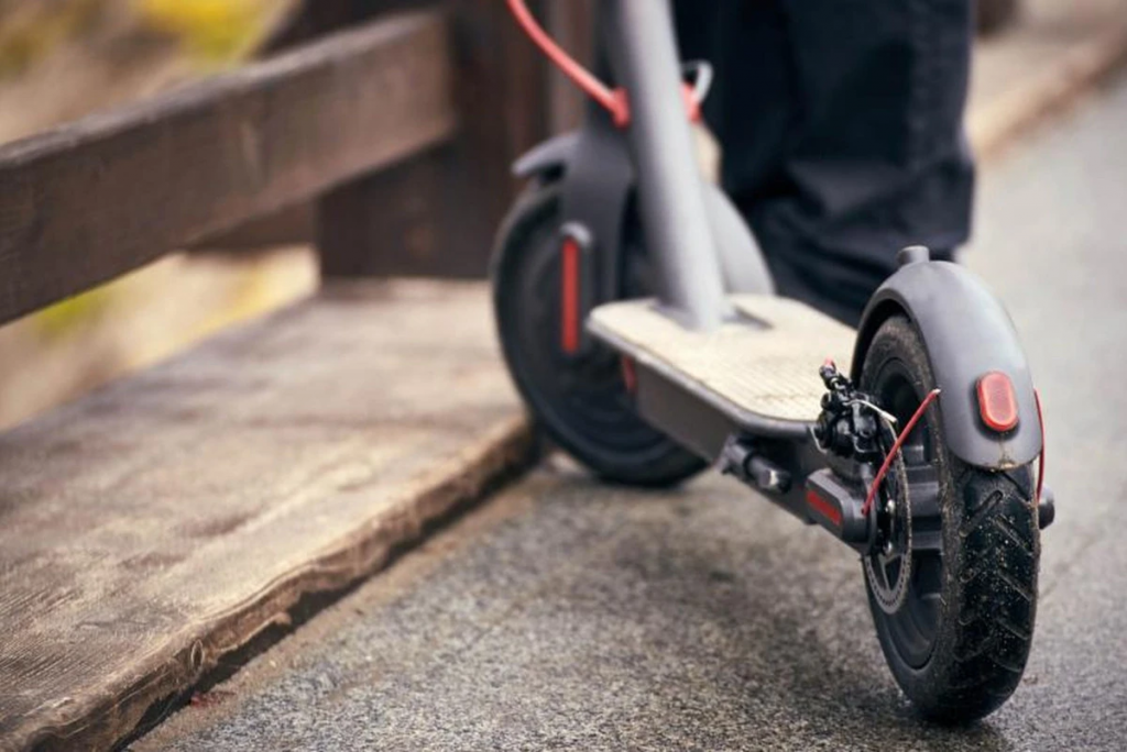 Депутат выступил против полного запрета самокатов в Казахстане