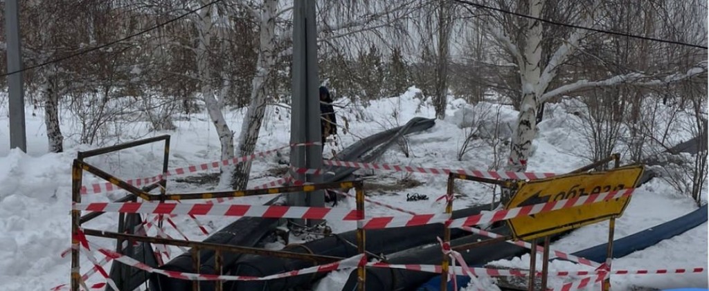 После жалобы карагандинцев в Этнопарке надежнее огородили место работ на канализационном колодце