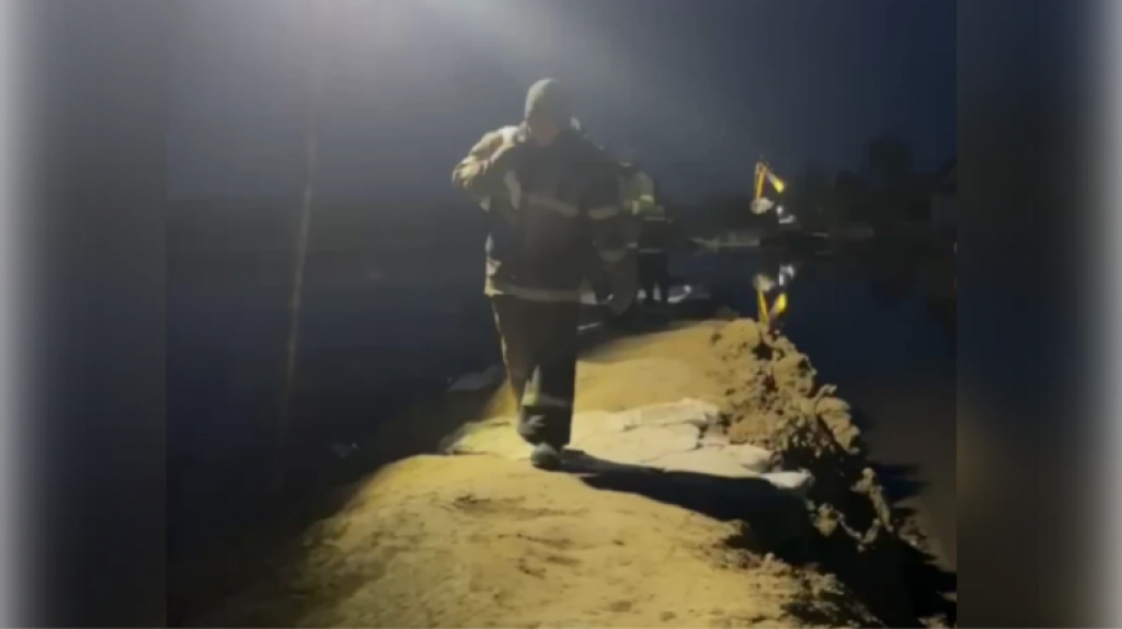 Спасатели из Карагандинской области помогают бороться с паводком в Северном Казахстане