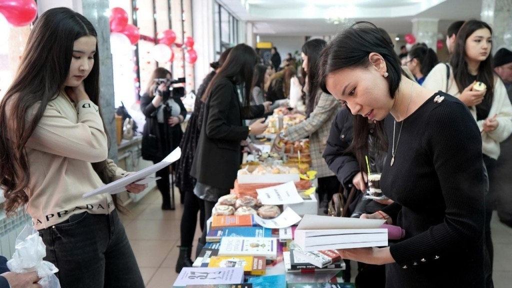 Больше миллиона тенге собрали на благотворительной ярмарке студенты Карагандинского университета