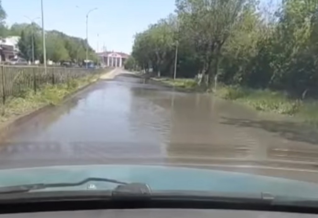 В Караганде одну из улиц Майкудука залило водой