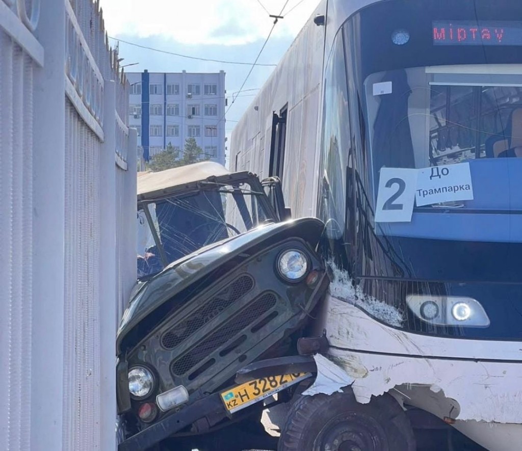 В Темиртау трамвай столкнулся с УАЗом