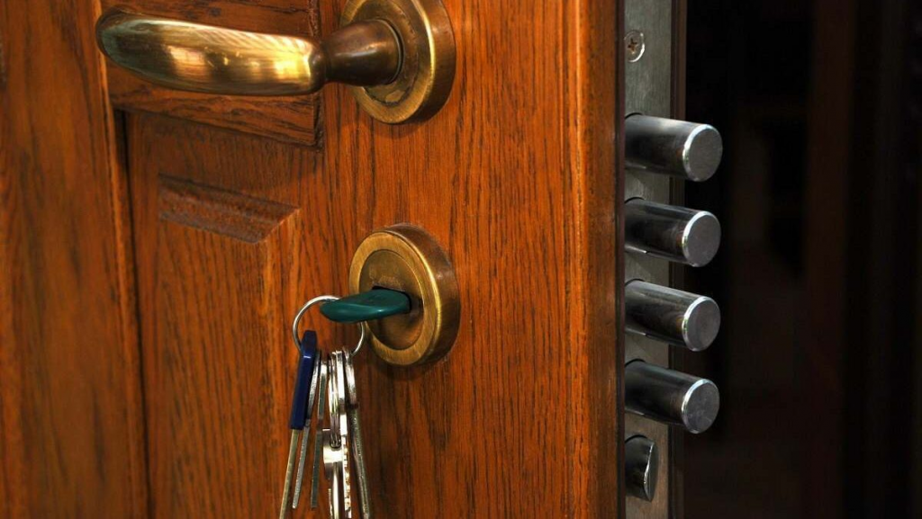 Кража без взлома: в Караганде мужчина проник в квартиру и украл колонку