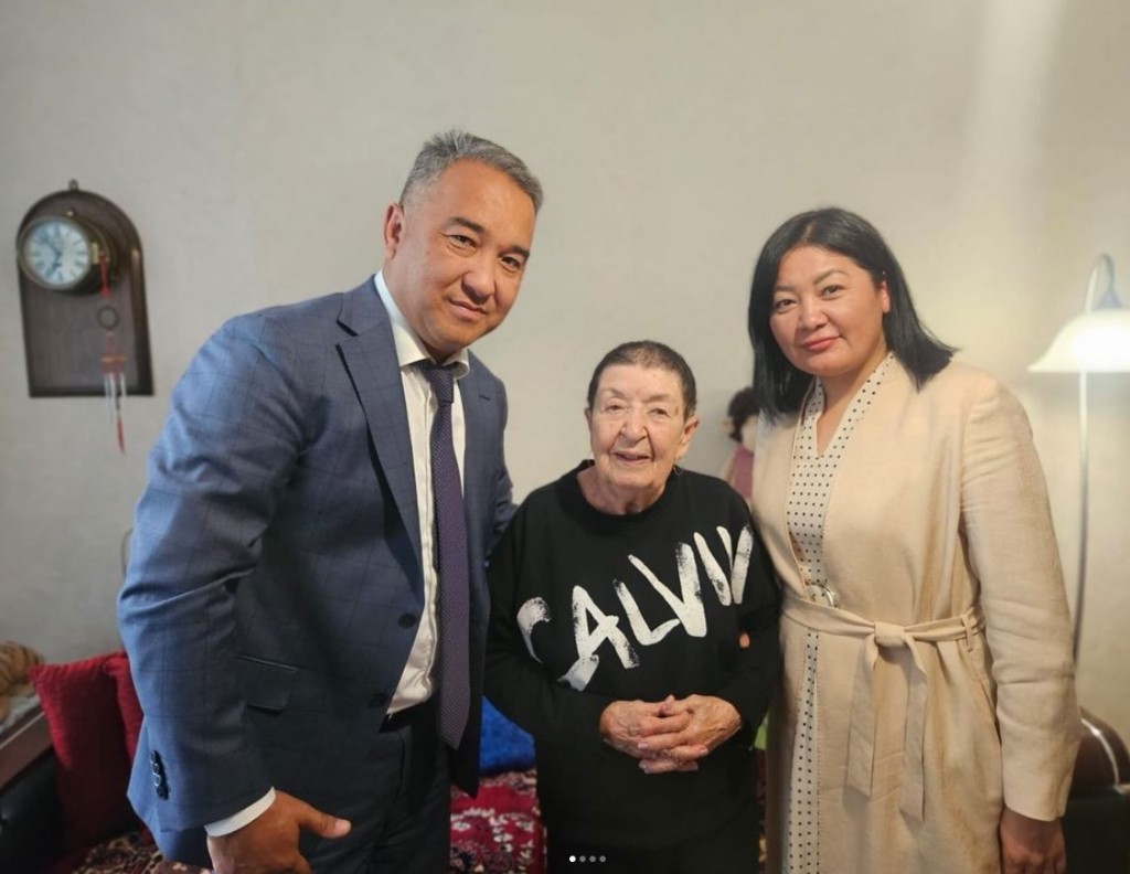 Аким Караганды поздравил с наступающим профессиональным праздником ветеранов журналистики