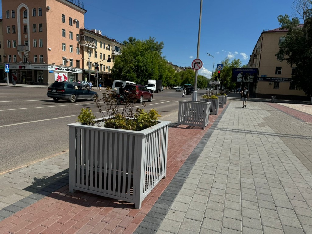 Новые вазоны установили вместо заборов в Караганде