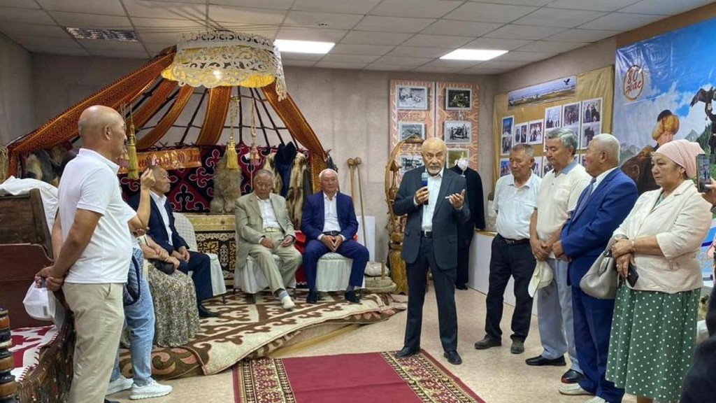 В Шетском районе с юбилеем поздравили этнографа и охотника с ловчими птицами Тілеуғабыла Есенбекұлы